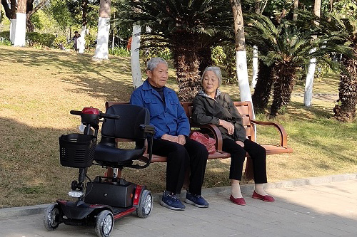为什么老人需要老年代步车？